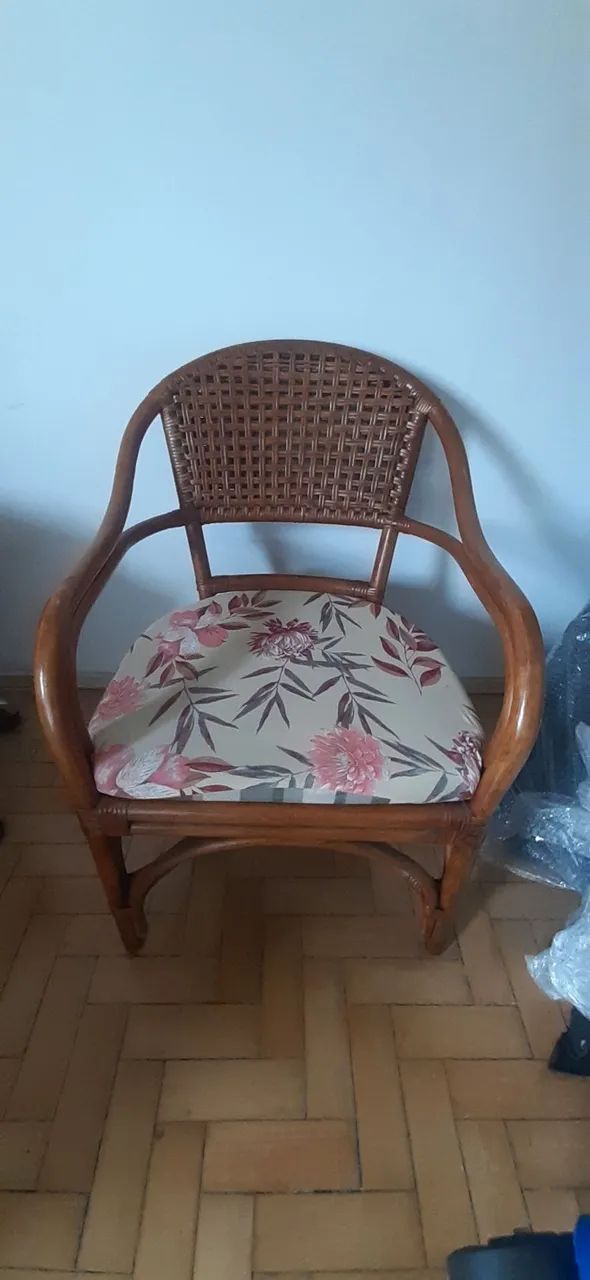 poltrona de madeira com fino acabamento 