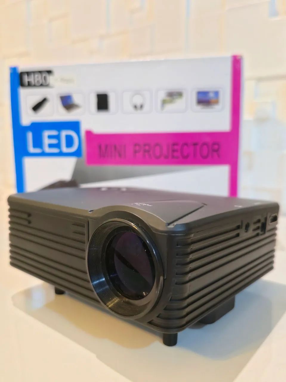 Mini Projetor LED H80 - Portátil
