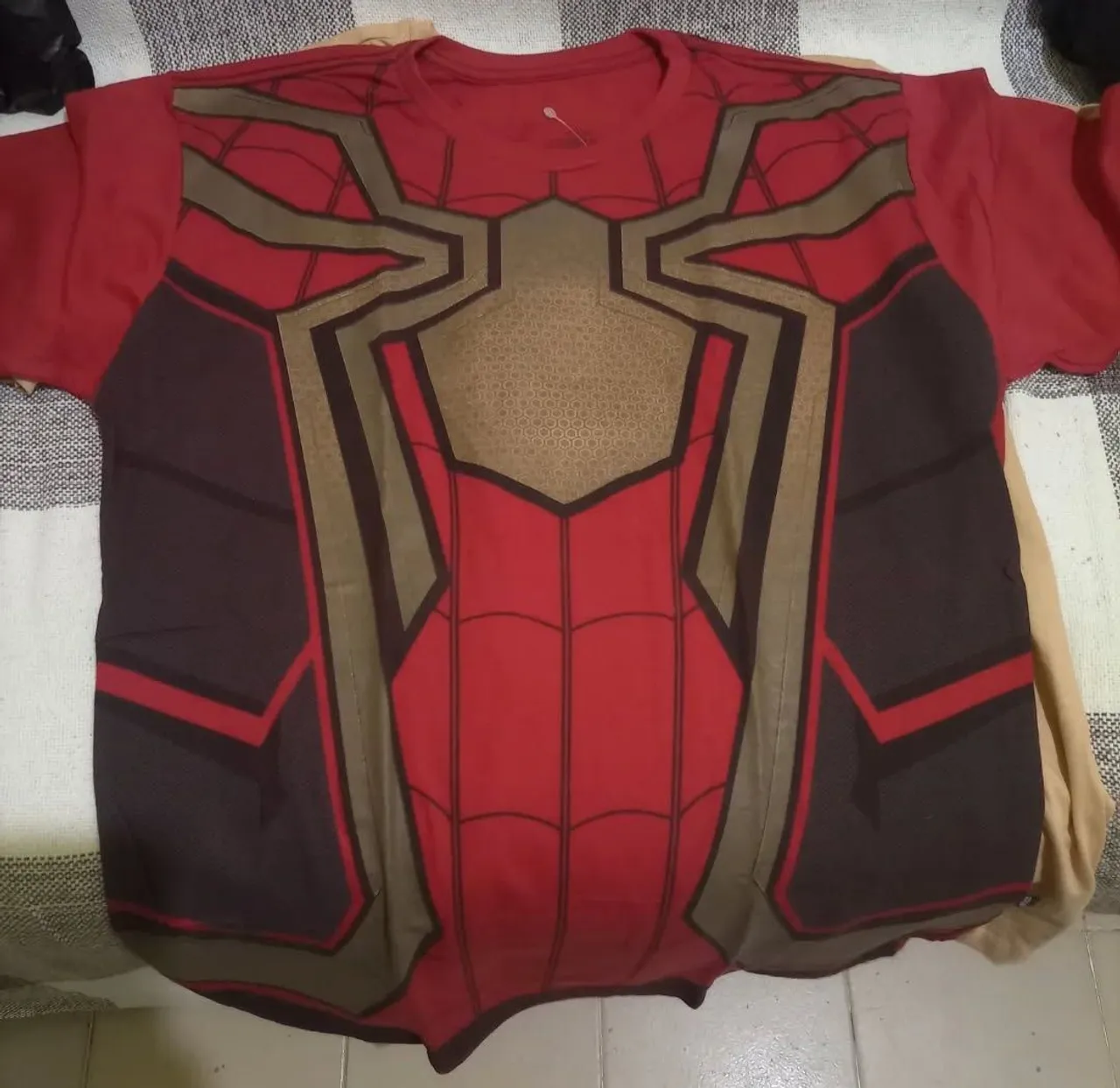 Camiseta Homem Aranha - Vermelha com Detalhes Dourados