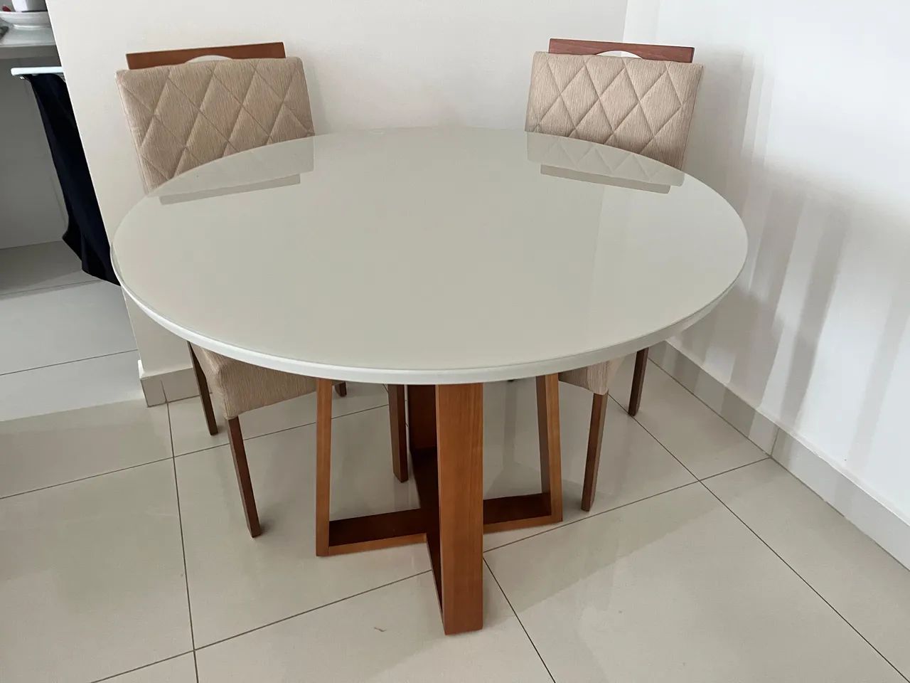 Mesa na laka com cadeiras de madeira  - Foto 4