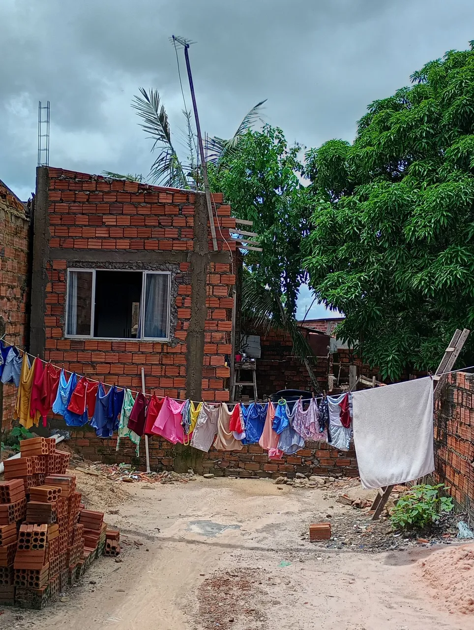 Terreno com um quanto com banheiro dentro e em sutura de baldrame