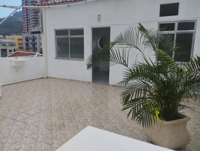 Alugo quarto e sala no terceiro andar com cozinha americana, com Escada CARACOL.