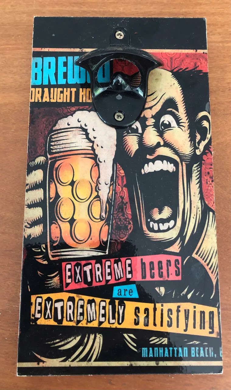 Placa decorativa de cerveja com abridor 