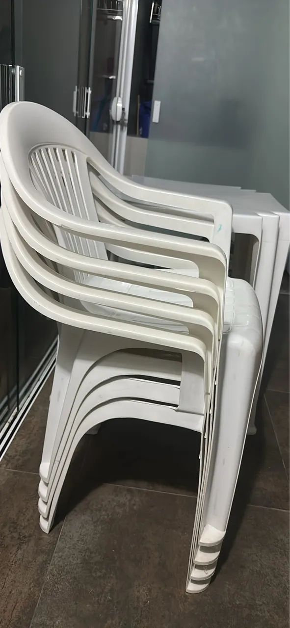 Cadeiras plásticas + mesa 