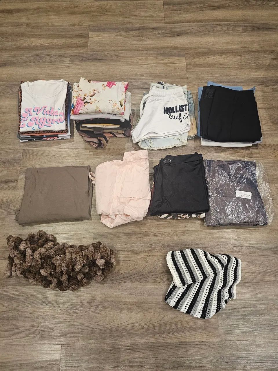Lote com 40 peças de roupas femininas P/M