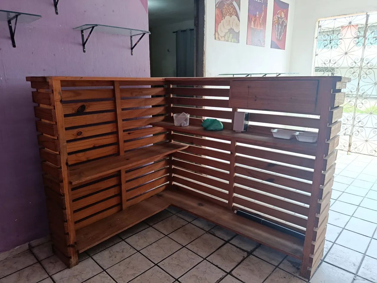 Balcão+ prateleiras+ quadros - Foto 2