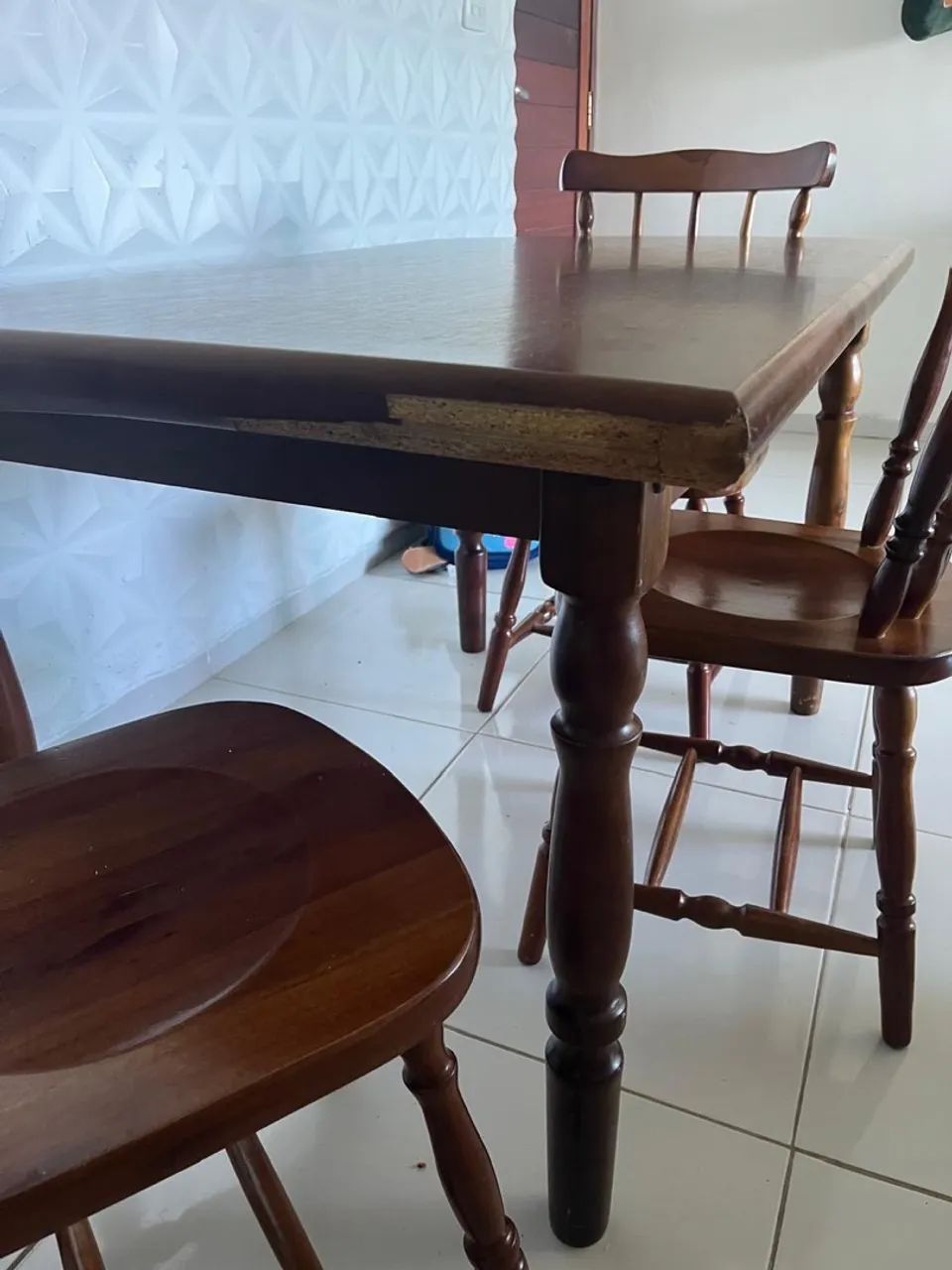Mesa com 4 cadeiras de madeira - Foto 3
