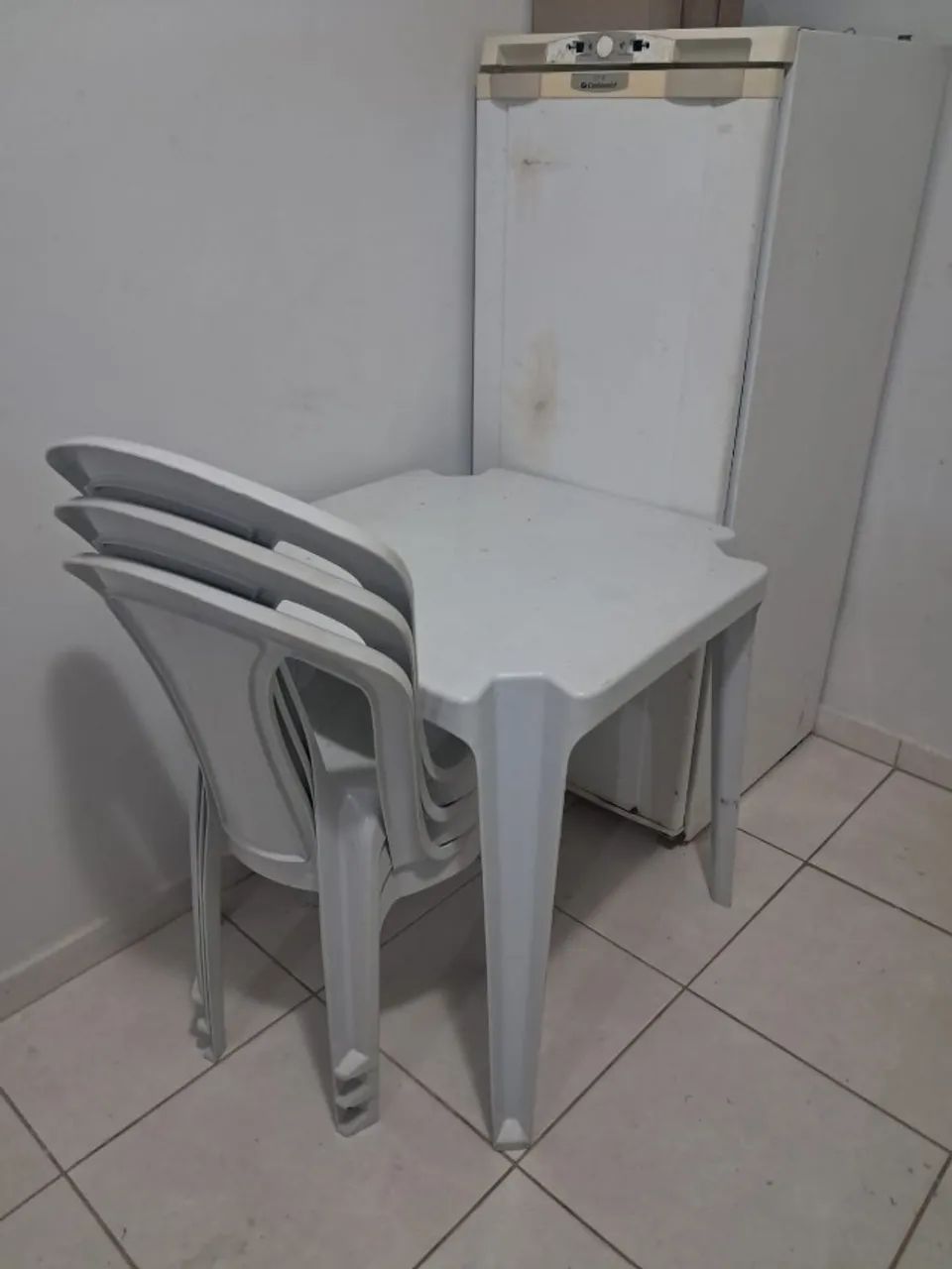 Mesa cama cadeira geladeira  - Foto 3