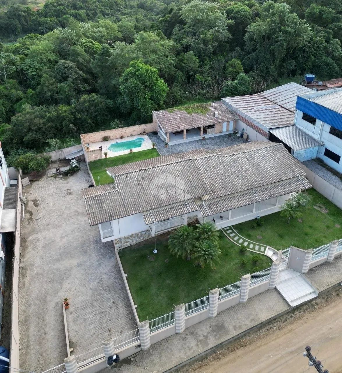 Residência ampla e completa com 333m² de área construída em terreno escriturado de 1.208m²