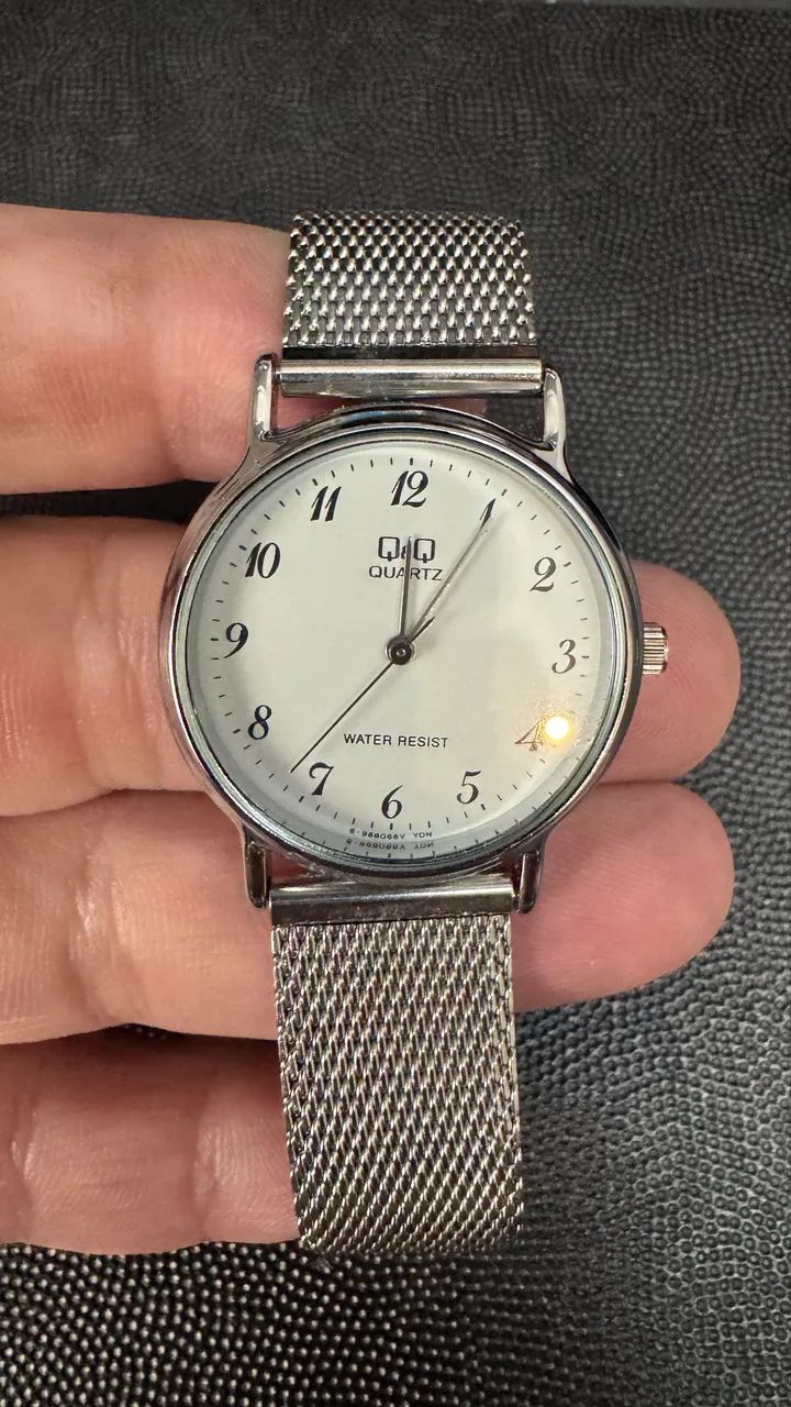 Relógio feminino QQ, marca da Citizen. Em inox.  