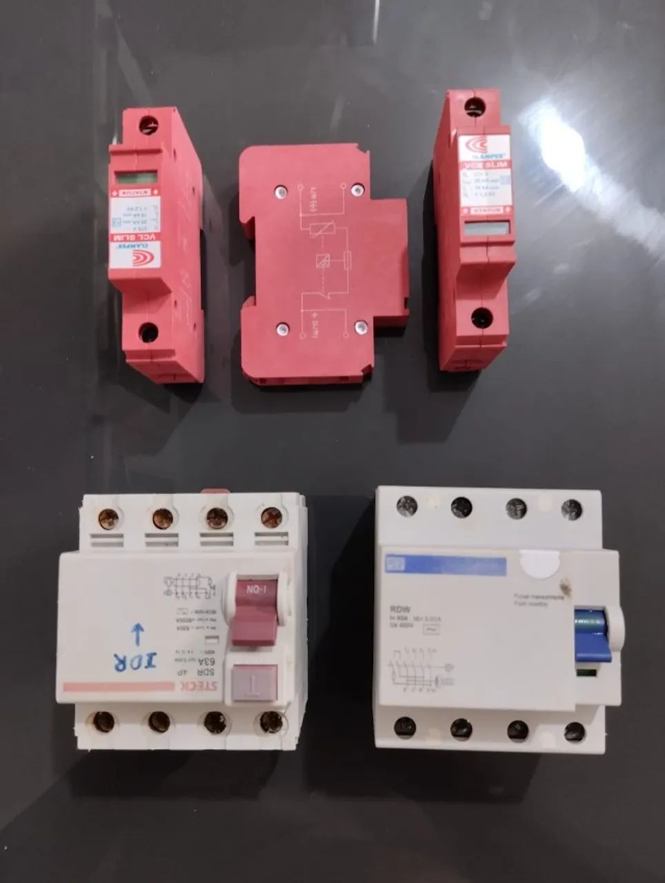 Interruptor de Fuga  D.R.  &  Dispositivo Contra Surtos Elétricos. 