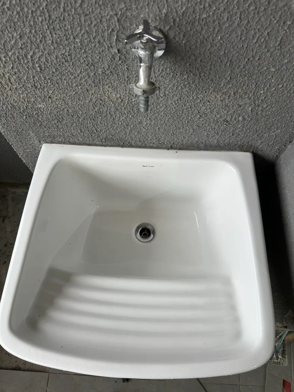 Tanque de louça sem uso