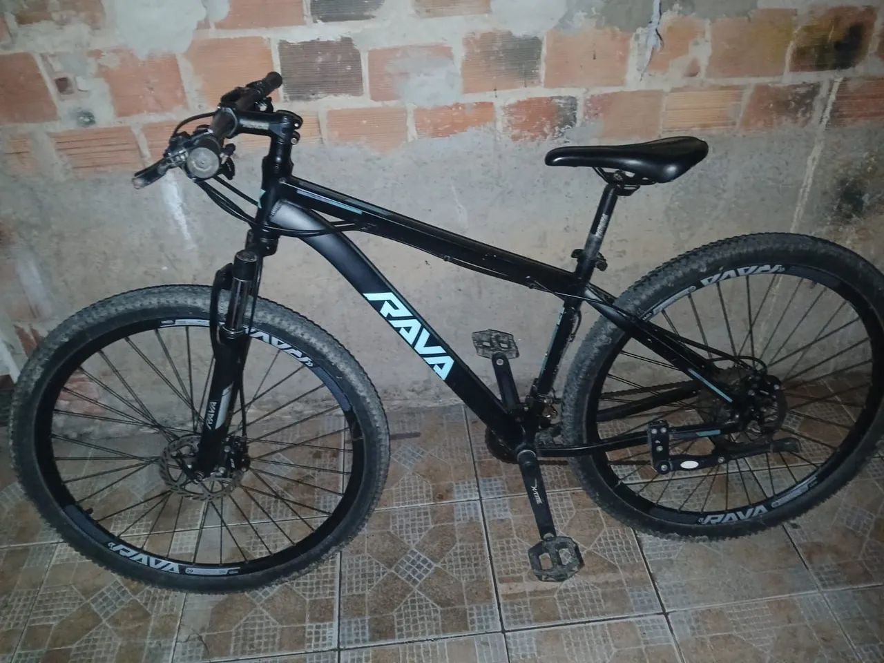 MTB RAVA ARO 29 COM DETALHE AZUL FREIO A DISCO  - Foto 2