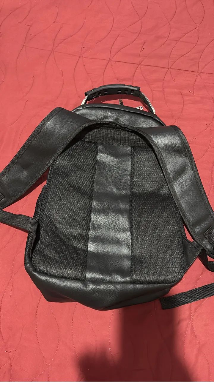 Mochila de Couro média Preta, com  Bolso para Notebook  - Foto 4