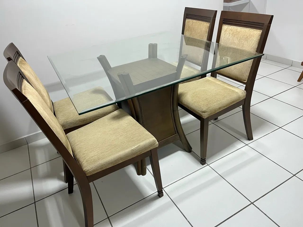 Mesa com 4 cadeiras