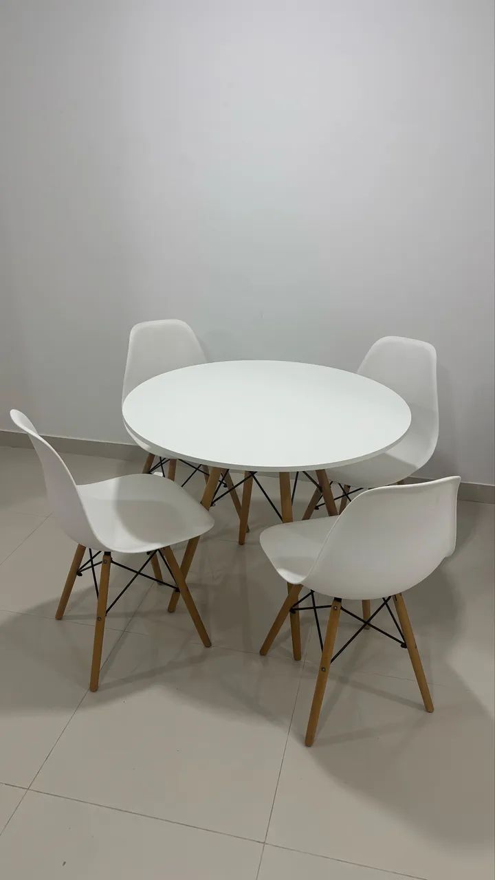 Mesa de Jantar Eiffel 90 cm + 4 Cadeiras ? R$ 600