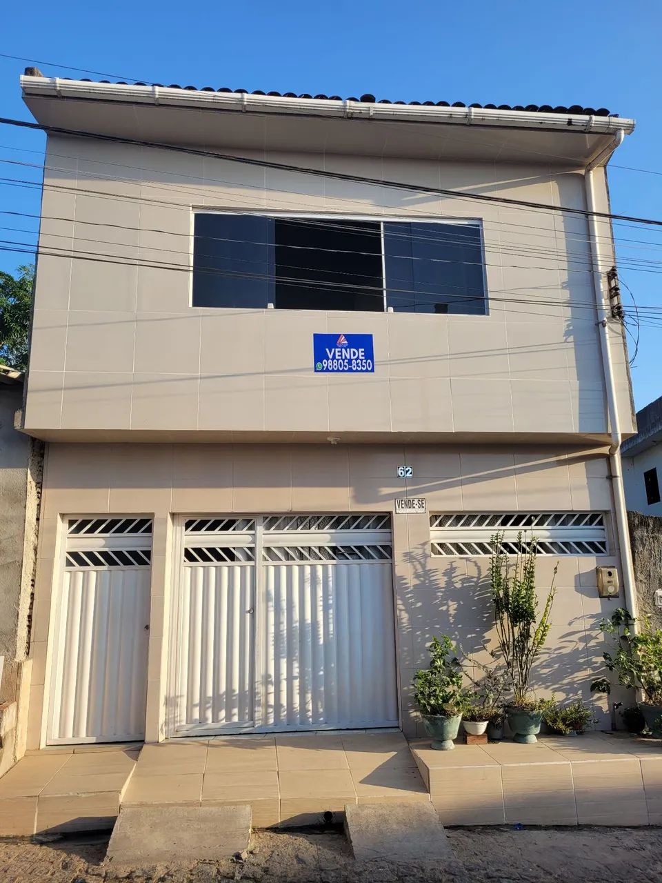 Casa com primeiro andar no bairro da Santa Lúcia