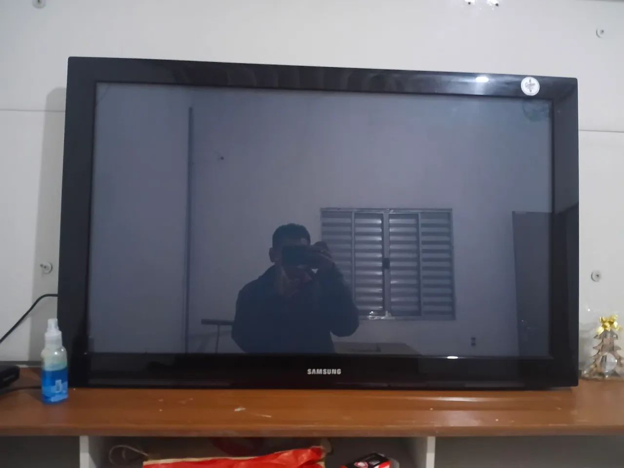 Vendo tv de plasma 42  polegadas, para conserto ou retirada de peça, está sem imagem.