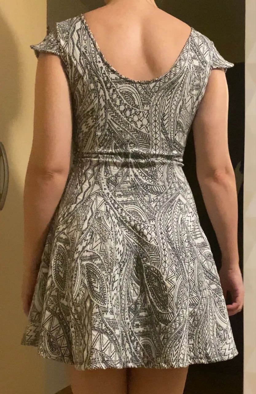 Vestido curto branco e preto estampado - Foto 5