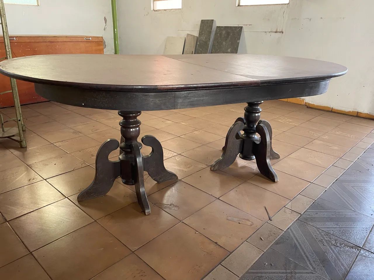 Mesa de jantar antiga clássica 