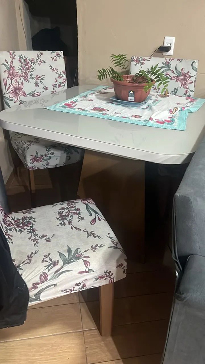 Mesa 4 cadeiras 