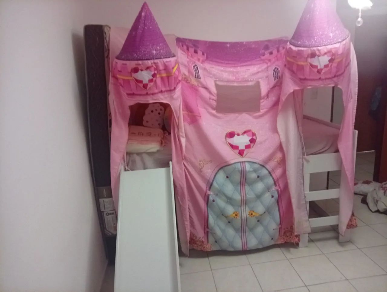 Vendo cama solteiro semi nova princesas - Foto 5