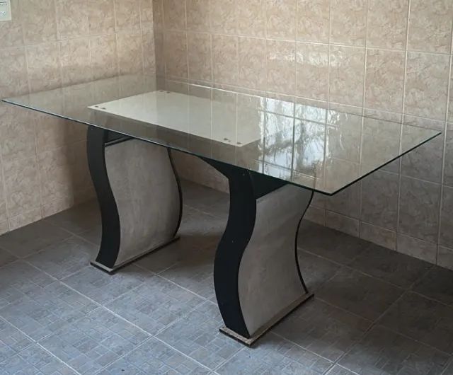 Mesa de Jantar com Tampo de Vidro Temperado - Excelente Estado