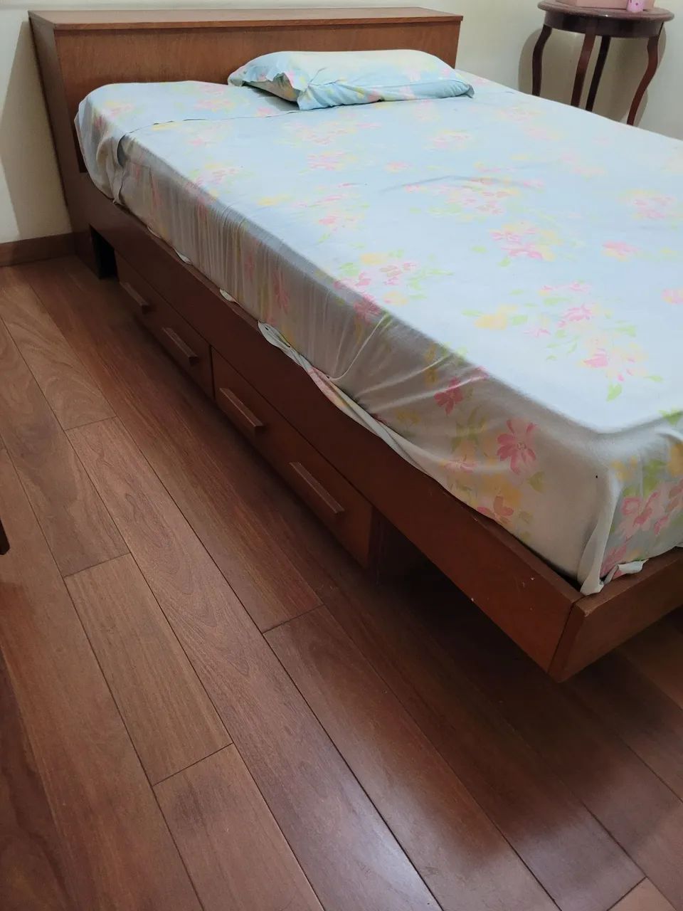Cama bau e gavetas