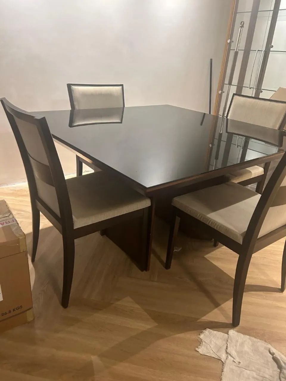 Mesa de jantar alto padrão com cadeiras de vidro e madeira - Foto 4