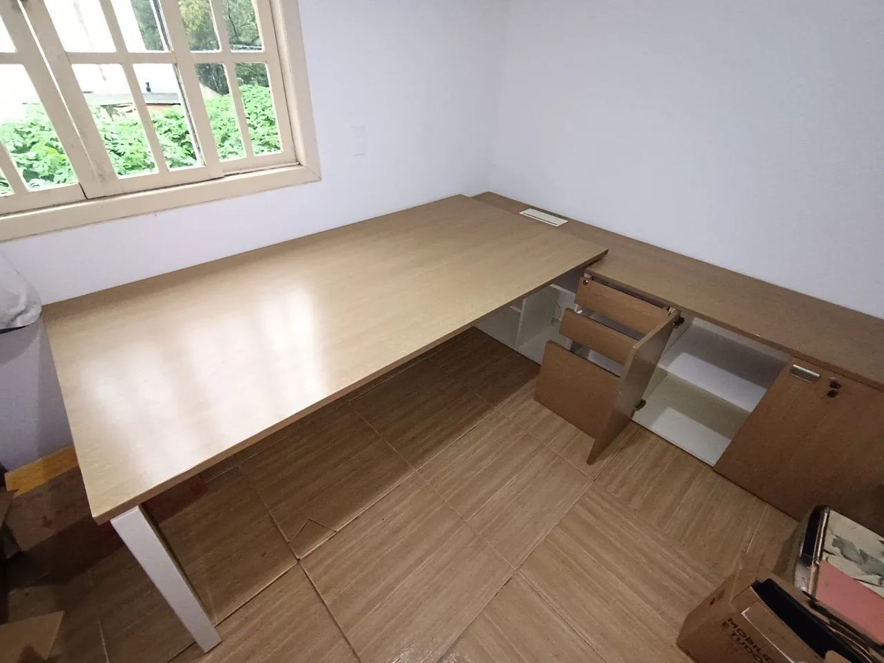 Mesa de Escritório Marelli Executiva em L com Gaveteiro, Armário e Caixa de Tomadas