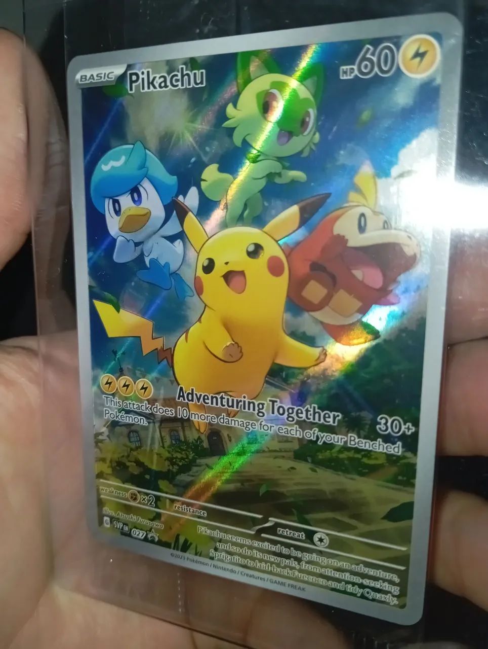 Carta Pokémon Pikachu PROMO 027 2023 INGLÊS LACRADA - Foto 2