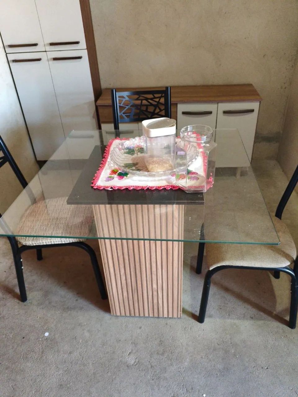 Vendo mesa tampo de vidro com 3 cadeiras