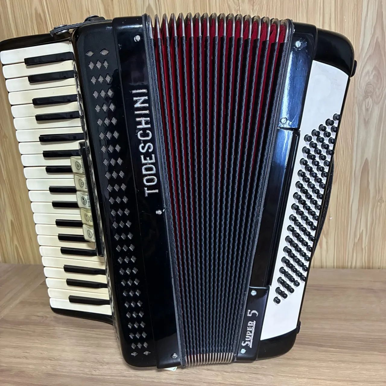 Acordeon Todeschini super 5 preta com case  - Foto 4