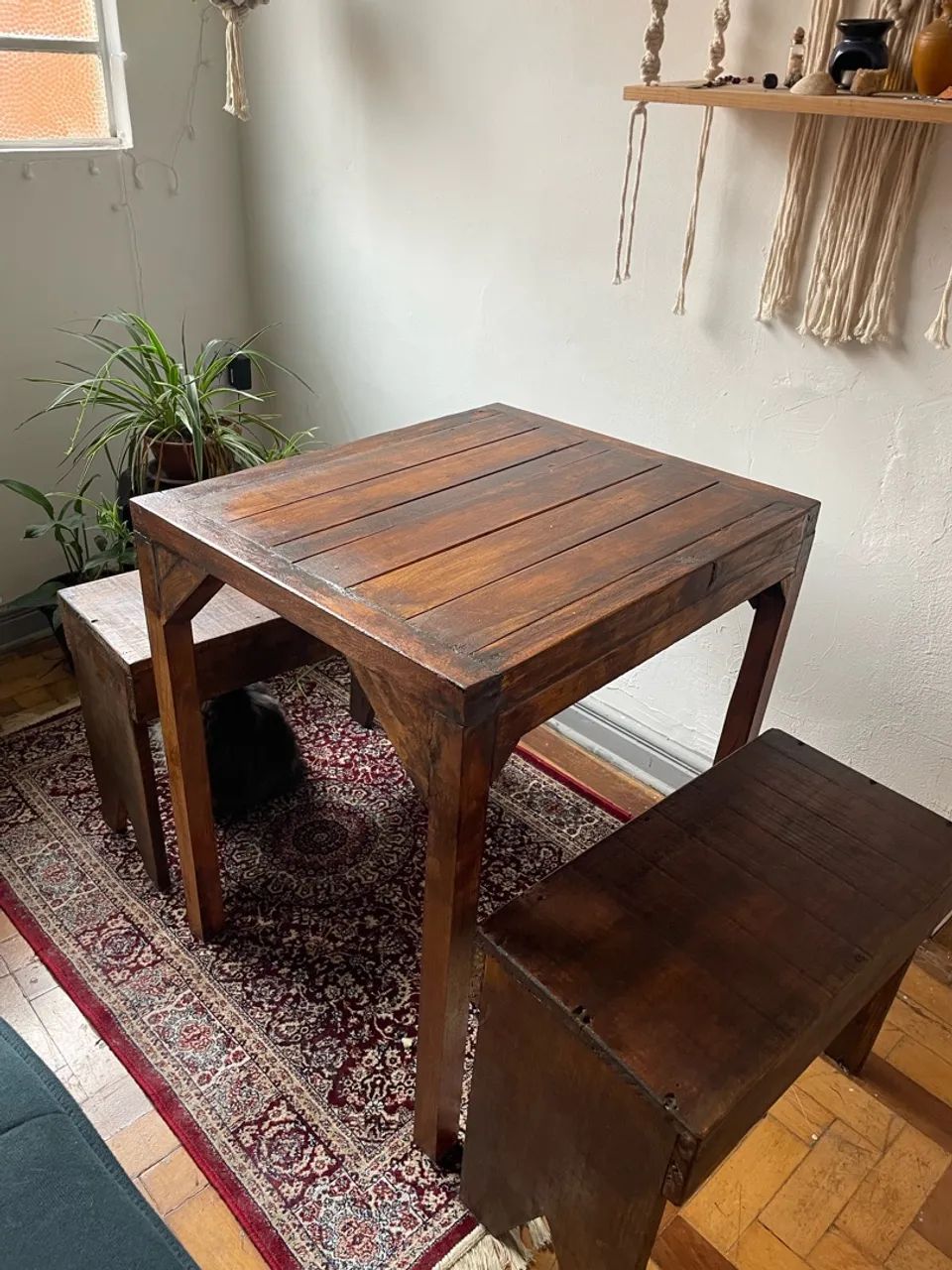 Vendo mesa de madeira com 2 bancos  - Foto 3