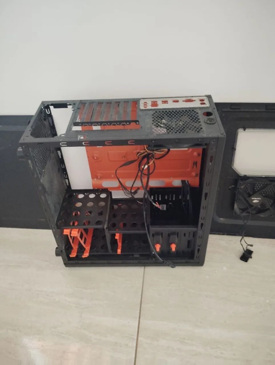 Vendo gabinete vazio 