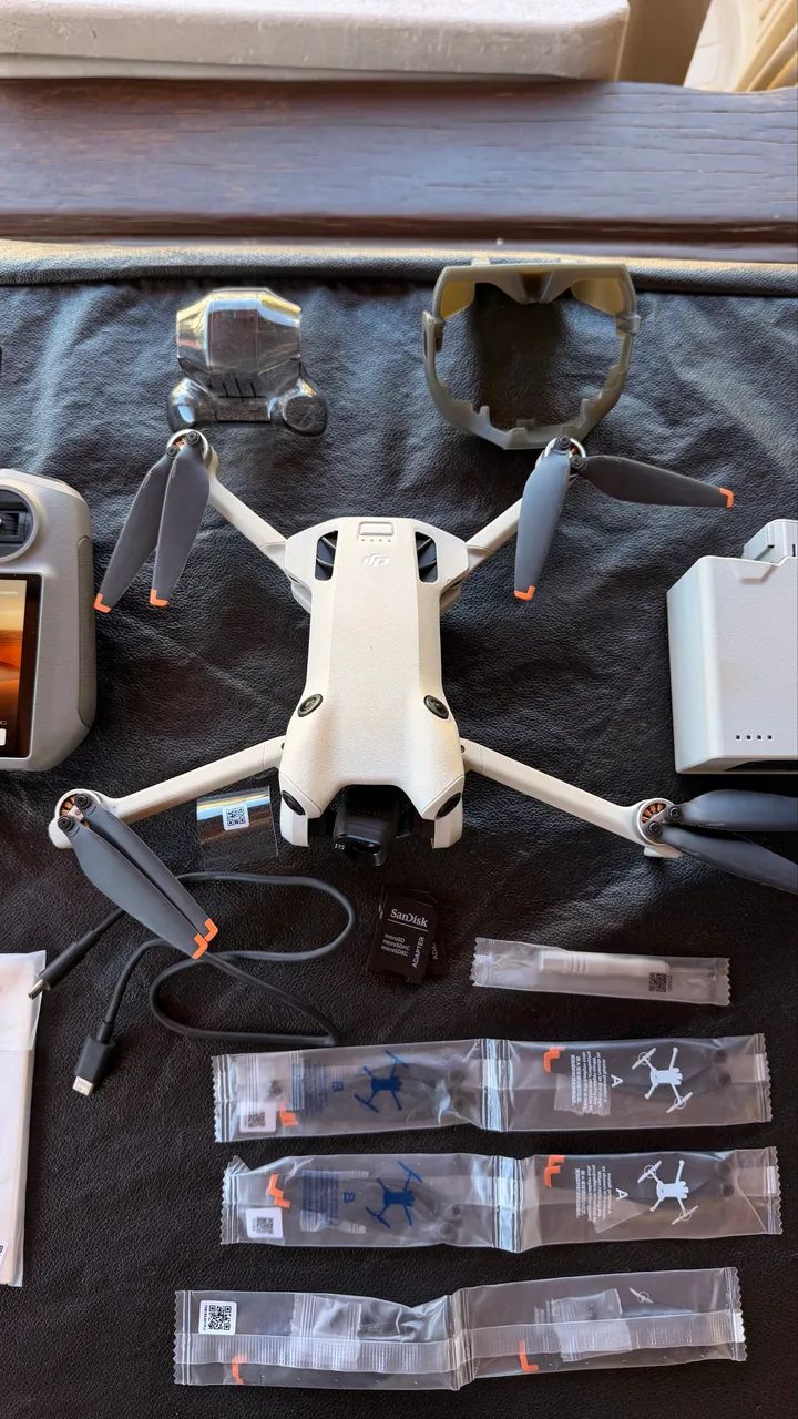 Drone DJI Mini 4 Pro - Fly More Combo + Controle RC 2  - Foto 5