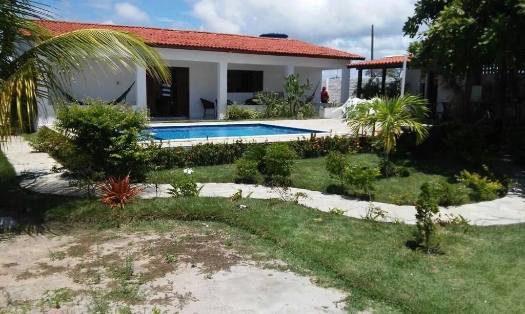 Casa em ponta de pedras com piscina e muita área