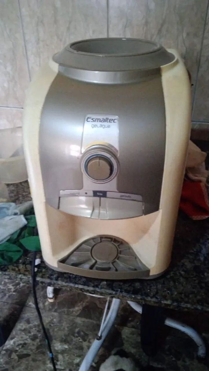 Vendo bebedouro Esmaltec 