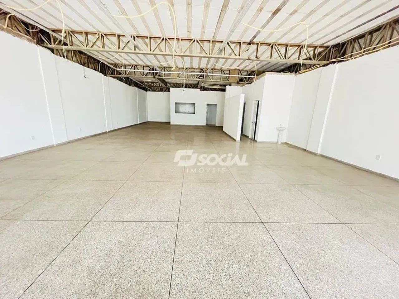Ótimo prédio comercial para locação com amplo espaço, localização privilegiada e estaciona - Foto 3