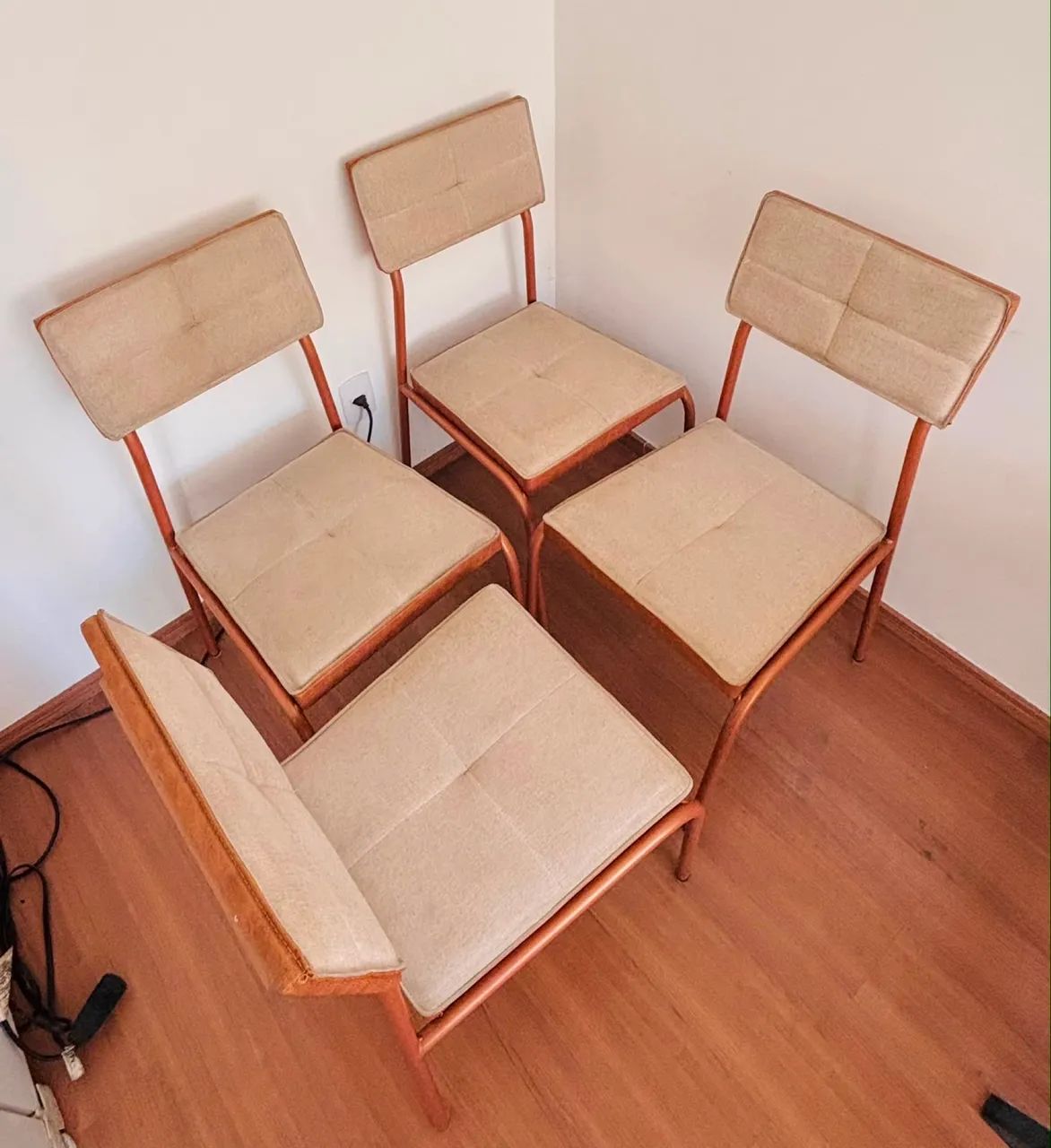 Conjunto com 4 cadeiras de jantar excelente qualidade 