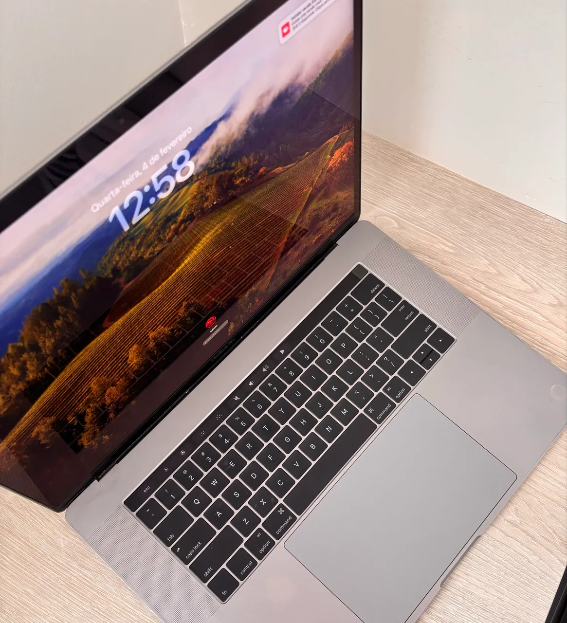 macbook pro touch bar 2016