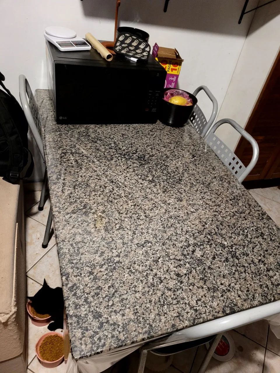Mesa de Marmore Grande com Cadeiras