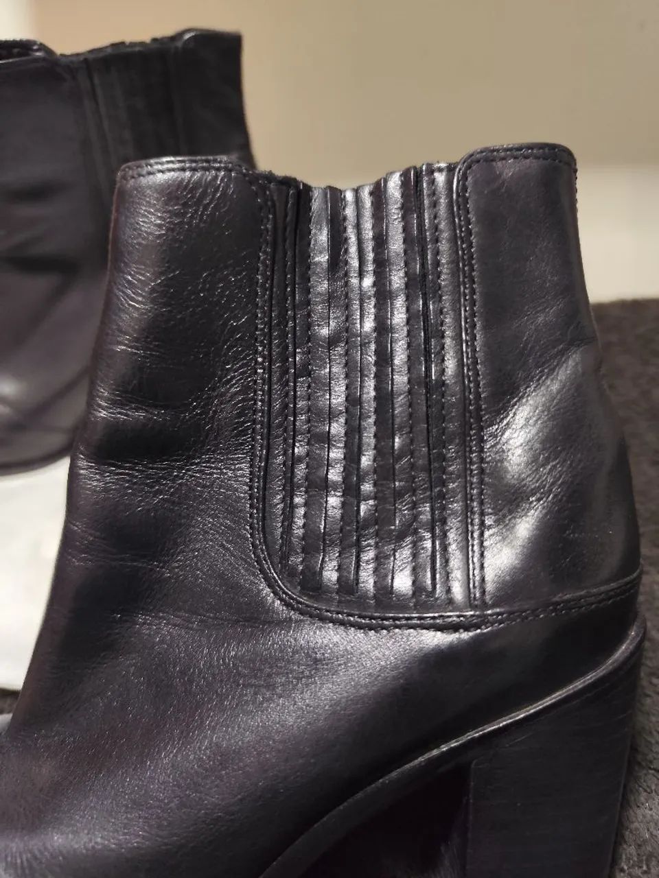 Bota preta de couro da marca Arezzo com bico fino e salto bloco. - Foto 4