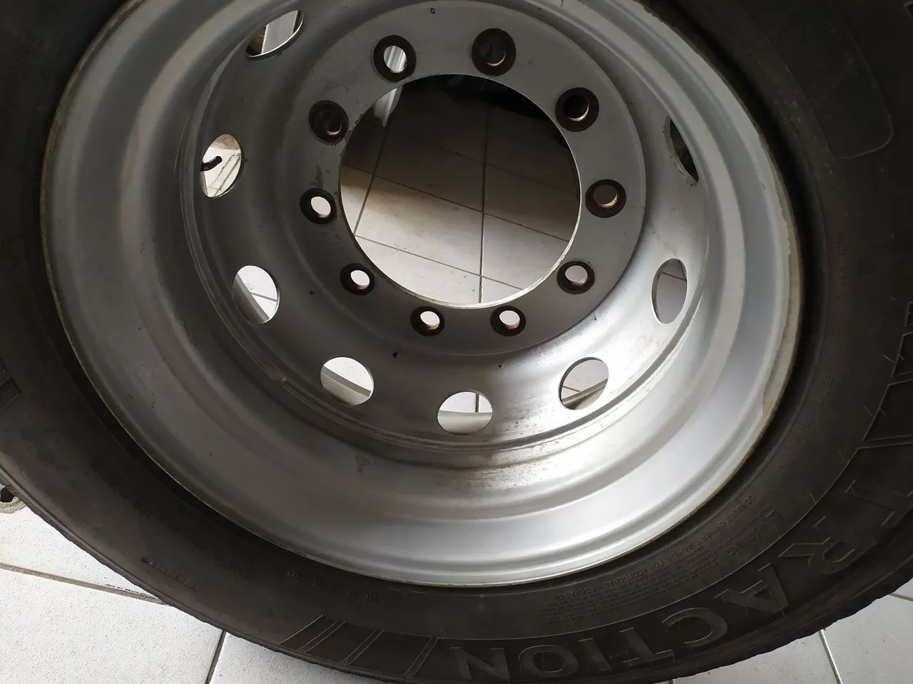 Pneu 295 /80 R 22.5 com roda seminovo - Foto 3
