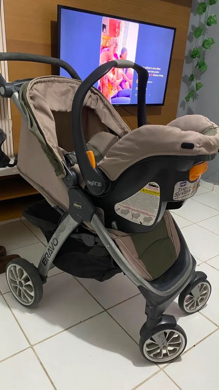 Carrinho de bebê + bebê conforto incluso 