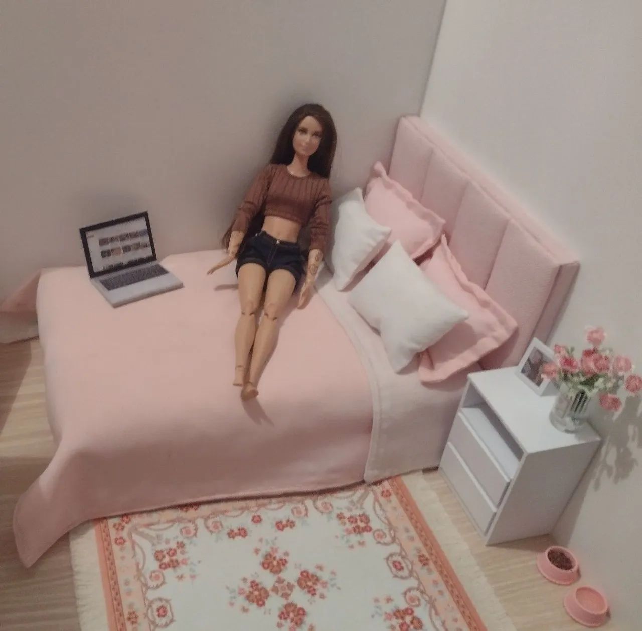 Cama em miniatura para boneca Barbie 
