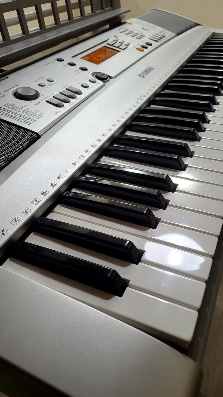 VENDO TECLADO YAMAHA E303 