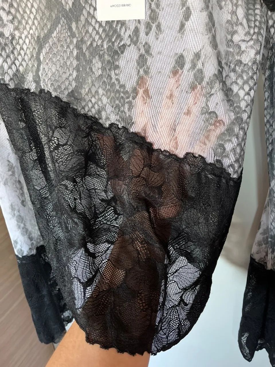 Blusa rendada Mossy - Foto 4