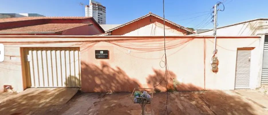 Casa Ampla no Setor Sudoeste em Goiânia com Edícula e Barracão de 3 Cômodos nos fundos