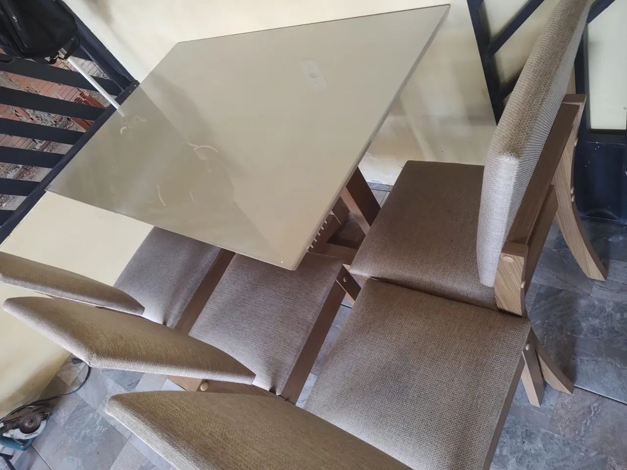 Estou vendendo está mesa de 4 cadeiras  - Foto 2